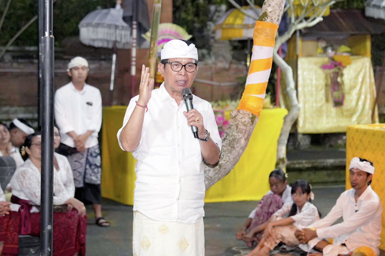 podiumnews.com-Harmoni dalam Tradisi: Bupati Hadiri Mejabe Jero di  Sangeh